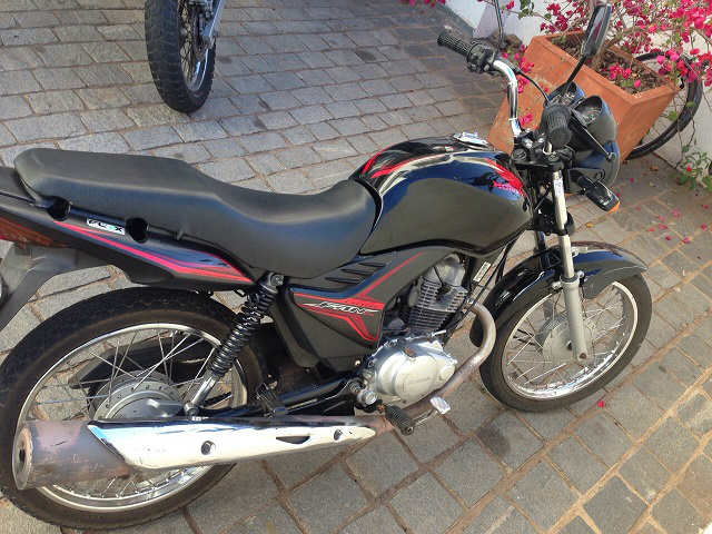 Motocicleta abandonada pelo suspeito. Foto: Ata News