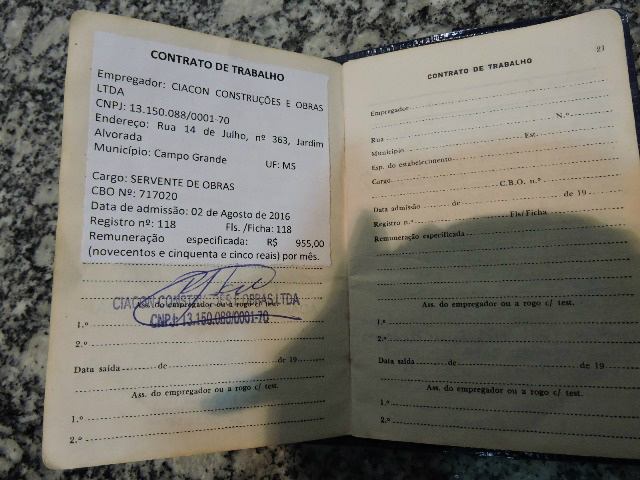 A carteira de Trabalho do idoso, está sem a data de saída, e segundo ele isso está o impedindo de arrumar outro emprego, além da falta de pagamento que está causando transtorno. 