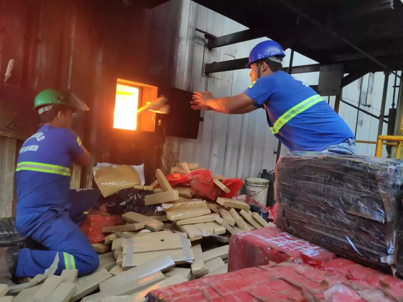 Tabletes de carga recorde de maconha são jogados em forno de indústria (Foto: Adilson Domingos)