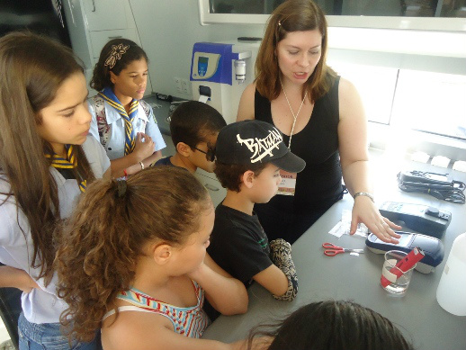 A Unidade Móvel de Controle da Qualidade da Água – UMCQA, veículo adaptado para funcionar como laboratório de campo.Foto: Assessoria