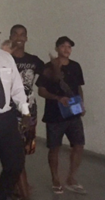 Raí (sorrindo) e Lucas (de boné) chegam à delegacia para prestar novo depoimento - 28/05/2016(Leslie Leitão/VEJA)