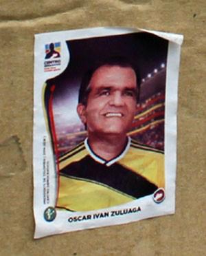 Figurinha do candidato Óscar Iván Zuluaga usandoa camisa da seleção (Foto: Juliana Vines/G1)