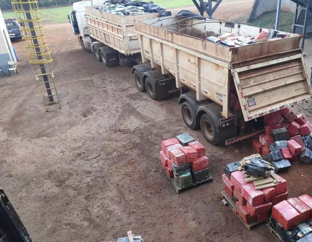 Fardos de maconha foram levados ao local da incineração na carreta que era usada para transportar a droga (Foto: Adilson Domingos)