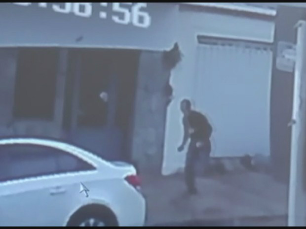 Suspeito corre enquanto idosa fica imóvel no chão após ser agredida e bater a cabeça (Foto: Reprodução/EPTV)