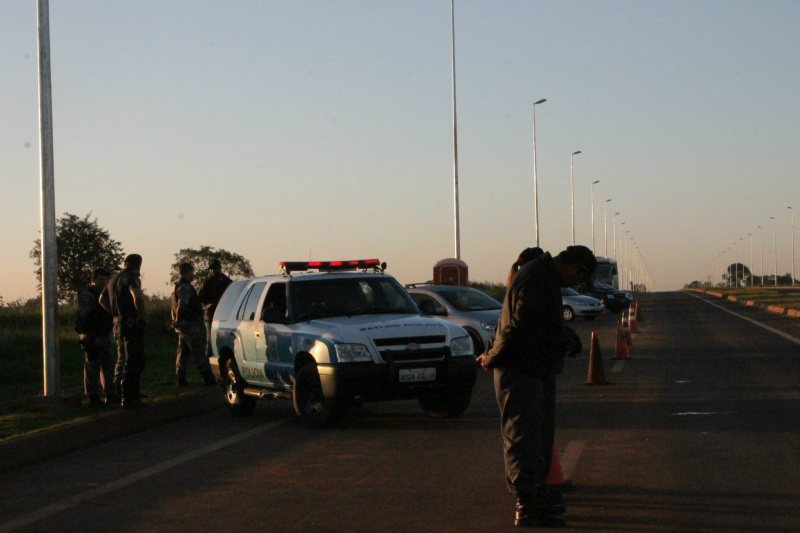 A Polícia Militar esteve no local e acompanhou à distância a entrada dos trabalhadores no canteiro de obras.