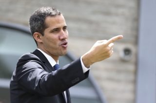 O presidente interino da Venezuela, Juan Guaidó, após encontro com embaixadores de países da União Europeia, na sede da delegação da União Europeia no Brasil (Foto: Marcelo Camargo/Agência Brasil)