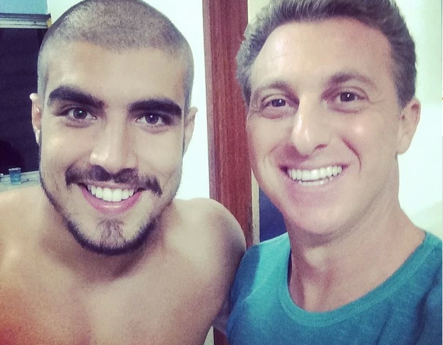 Caio Castro exibe novo visual com Luciano Huck (Foto: Caldeirão do Huck/TV Globo)
