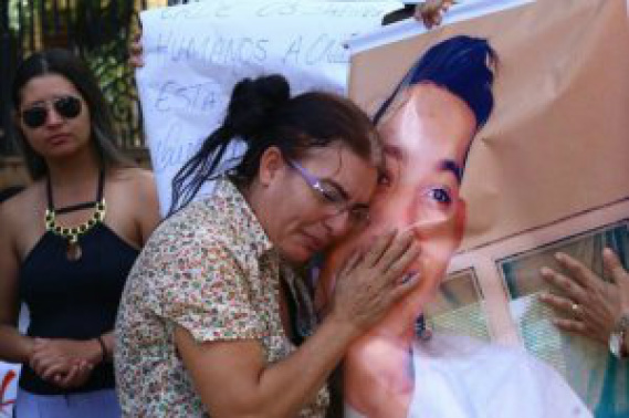 Mãe de Wesner clama por justiça, após morte do filho. (Foto: André Bittar)
