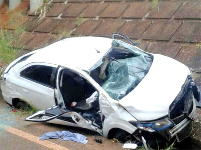 Motorista perdeu o controle, capotou, bateu em muro de concreto e depois despencou de cinco metros