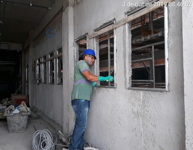 Assentamento de contramarco, peça de moldura para esquadrias. Foto: Agesul.