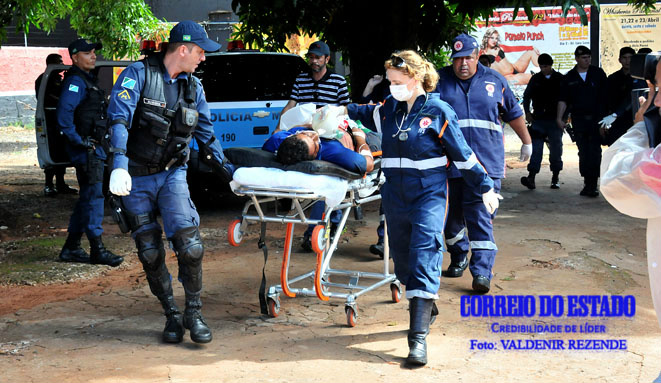Foto: Valdenir Rezende/Correio do EstadoGarçom quando era socorrido. No hospital, confessou o crime