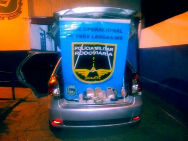 Tabletes da droga que foram encontrados no veículo. (Foto: Divulgação/PMR)