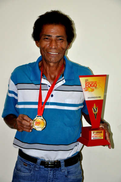 O atleta três-lagoense, Messias Carneiro Dias conquistou medalha de bronze na 27ª “Maratona do Fogo” 2013, realizada na cidade de Dourados realizada no último domingo.Foto: Assessoria