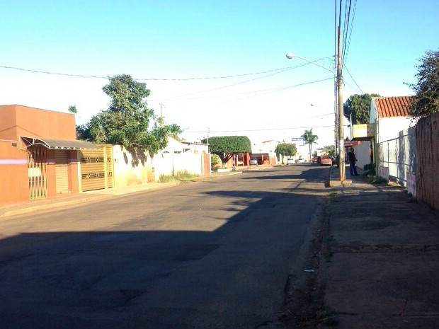 Homem é achado morto a tiro após alarme de pet shop disparar em MS (Foto: Leandro Oliveira/ TV Morena)