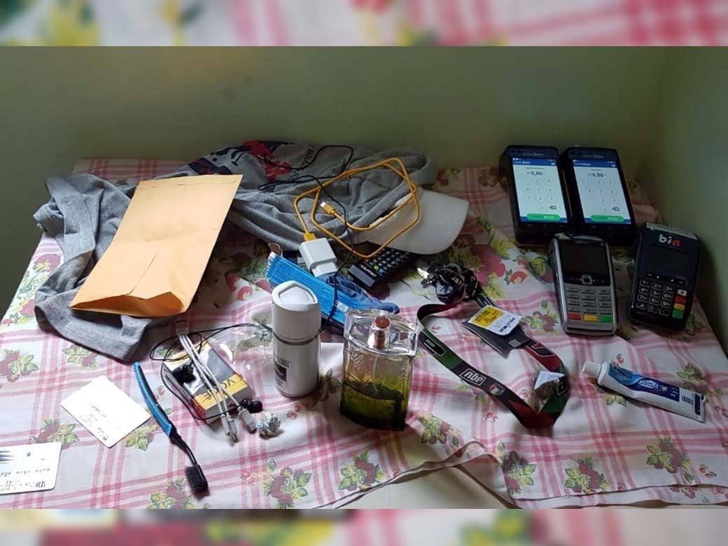 Foram apreendidas quatro máquinas de cartão, seis cartões de crédito e nove comprovantes de compras efetuados no golpe. - Fotos: MANOEL MESSIAS/Agência