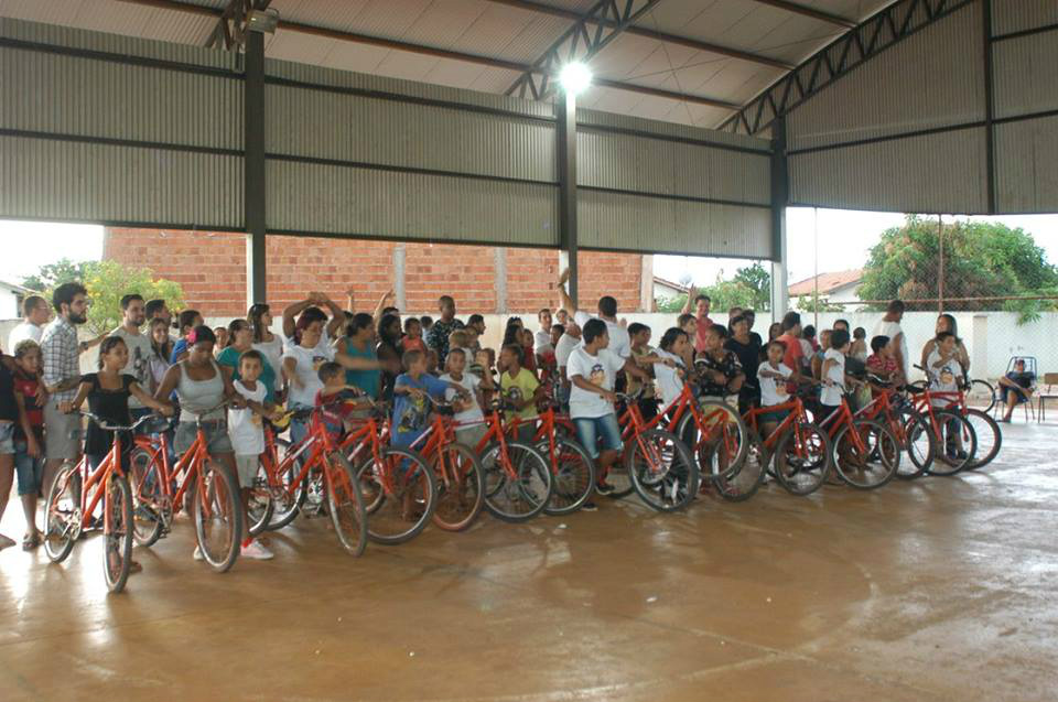 Crianças receberam bicicletas do projeto. Foto: Reprodução Facebook