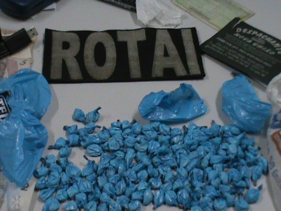 Após buscas pelo Grupo ALI foram localizados 147 papelotes de cocaína e R$ 420 em dinheiro, 01 motocicleta CG Honda de preta, um aparelho GPS, um modem para Internet, e 01 aparelho celular.Foto: Rádio Caçula