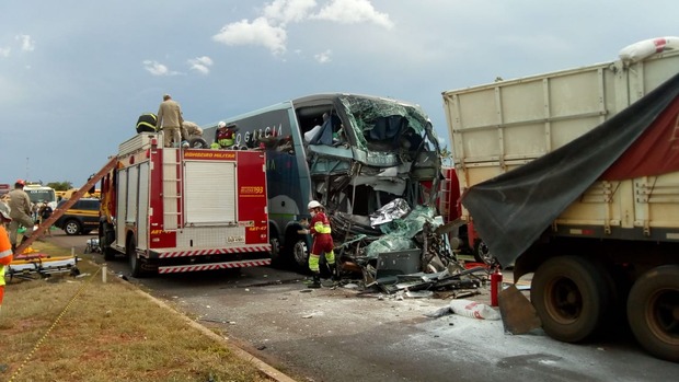 Ônibus bateu na traseira do caminhão – Foto: Álvaro Rezende / Correio do Estado