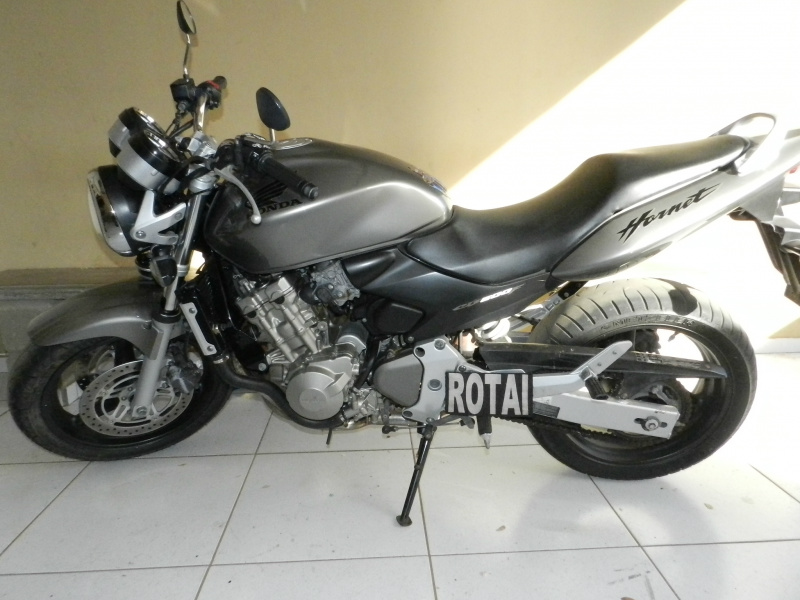 O motociclista fazia manobras perigosas na via quando foi detido. Foto: Rádio Caçula