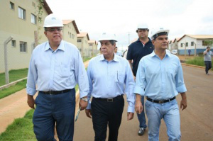 Nelsinho, junto com o governador e o secretário Estadual de Habitação, Carlos Marun, vistoria as obras do residencial Nelson Trad