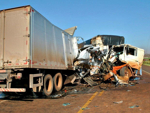 A colisão envolveu três veículos, um caminhão-baú, uma carreta e uma caminhonete.Foto: Osvaldo Duarte/ Dourados News. 