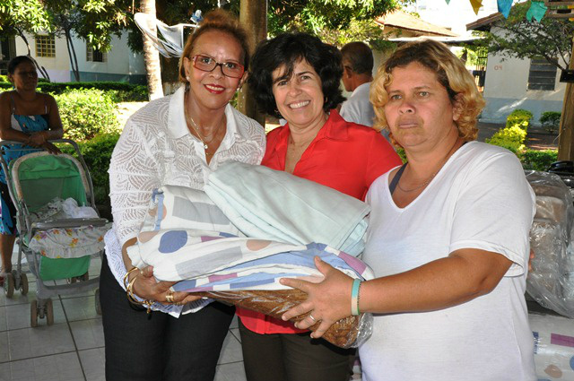 Na Vila Vicentina, foram entregues 50 kits, recebidos pela presidente da SSVP, Jane Ferreira Ozilda Zuque. Foto: Assessoria