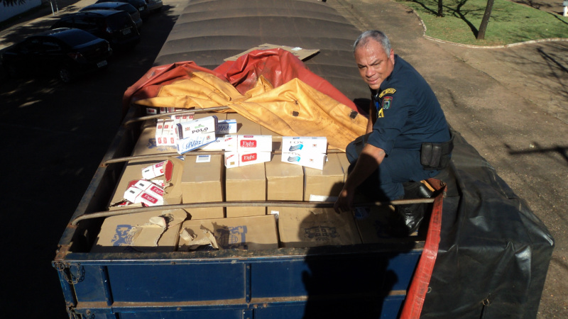 A carga foi interceptada na avenida principal daquela cidade, quando militares da Rádio Patrulha ao fazerem uma abordagem de rotina localizaram na carreta 750 caixas de cigarros ilegais.Foto: Rádio Caçula