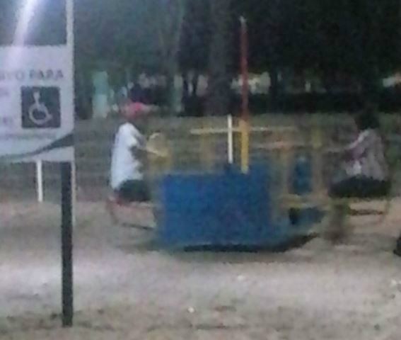 A foto enviada via Whatsapp não está muito nítida, mas consegue descrever a falta de educação no parquinho.