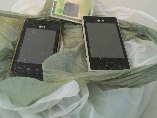 Celulares estavam escondidos em sacola com açúcar (Foto: Divulgação/ Agepen)