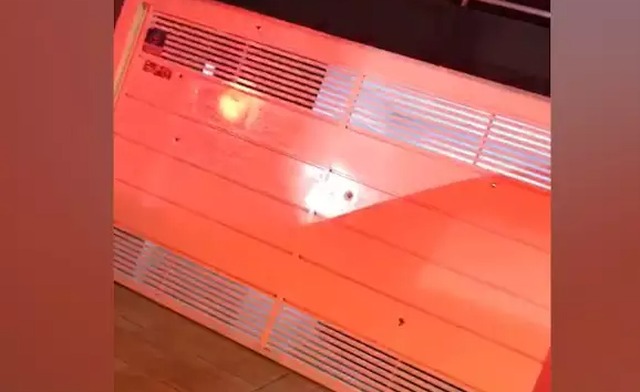 Portão de casa de candidata foi alvejada por vários tiros (Foto: reprodução/vídeo)