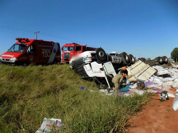 Bombeiros usam desencarcerador para retirar vítima presa às ferragens (Foto: Diego Oliveira/Cenário MS)