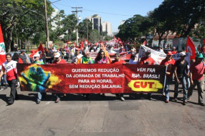 Manifestantes percorreram o quadrilátero central da cidade para pedir melhores condições de trabalho.Foto: Marcos Ermínio.