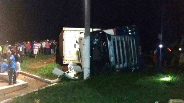Dezenas de pessoas se reuniram no local e saquearam toda a carga de frango (Foto: Nova News )
