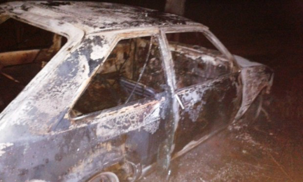 Incêndio deixou o veículo totalmente destruído e ainda atingiu parte de fazenda (Foto: Da Hora Bataguassu)