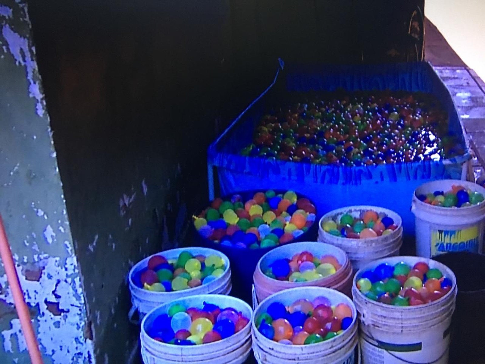 Estudante pediu ajuda da vizinha e ela disse que quase ficou sem espaço em casa de tantas bexigas — Foto: Reprodução/TV Morena
