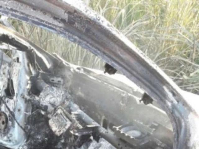 Veículo ficou totalmente destruído pelas chamas. (Foto: Reprodução/JPNews)