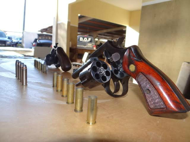 No veículo foi apreendido um revólver calibre 32 e outro 38, quatro munições de calibre 357 e 480 quilos de maconha - Fotos: Osvaldo Duarte