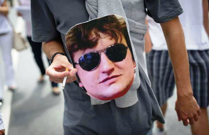 © Foto: Yasuyoshi Chiba/AFP Roberto morreu após ser perseguido por mais de dez policiais, que o atingiram com choques elétricos por 14 vezes