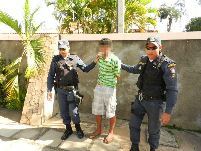 Ao ser preso, J.M (23),o suspeito confessou que iria furtar materiais de calhas para serem trocados por drogas.Foto: Rádio Caçula.