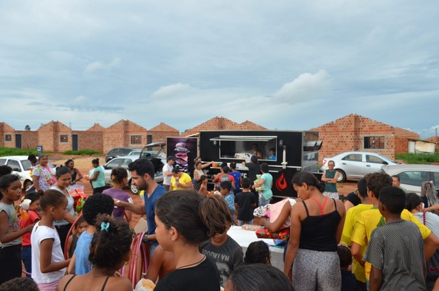 Entrega de presentes para as crianças do bairro Jardim das Primaveras. Foto: Divulgação.