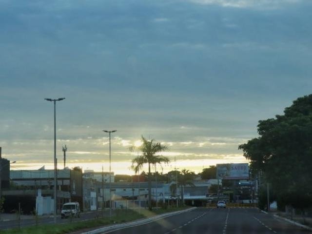 Sol aparecerá entre nuvens em Campo Grande nesta quarta-feira de cinzas. (Foto: Henrique Kawaminami)