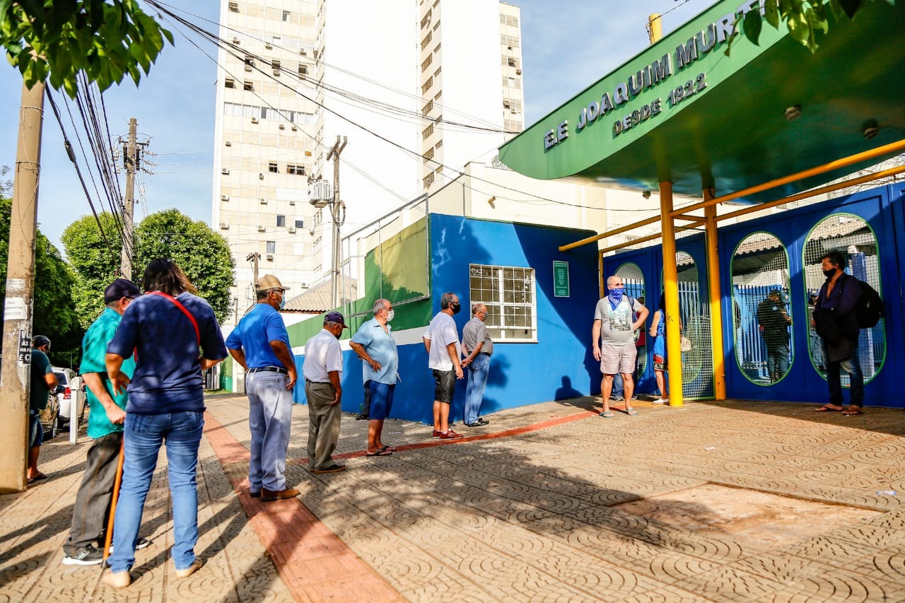 Registro é da manhã deste domingo (15), quando eleitores chegavam para votar. Foto: Marcos Ermínio/ Midiamax.