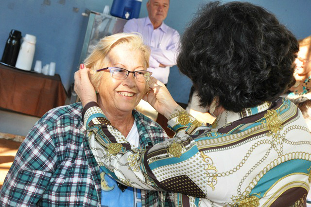 Prefeita entrega nova remessa de óculos na Secretaria de Promoção Social.Foto: Assessoria