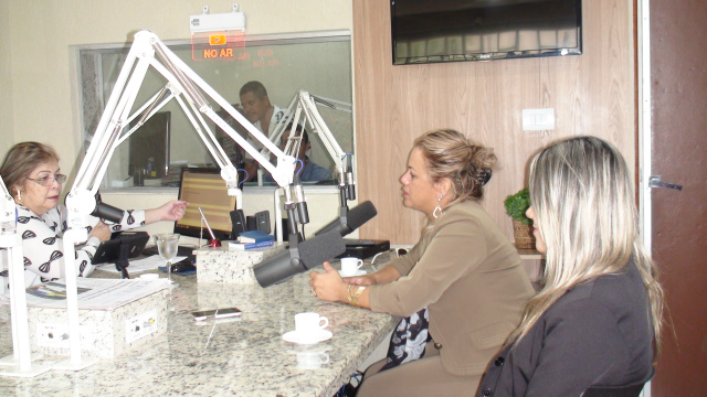Meire Medeiros, no centro, acompanhada de Lu, durante entrevista a Toninha Campos. Foto: Marcio Ribeiro, Rádio Caçula.