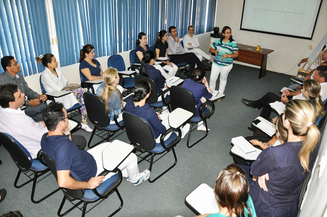 Eliane se reunião na Unidade de Sáude com colaboradores e direção para falar sobre a gestão compartilhada. Foto: Assessoria.