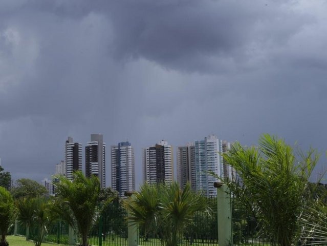 Tempo fechado na tarde desta quarta-feira, em Campo Grande. (Foto: Kísie Ainoã).