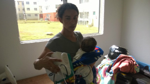 Criança está com pneumonia, mas mãe não pode ligar o aparelho de inalação pela falta de luz.