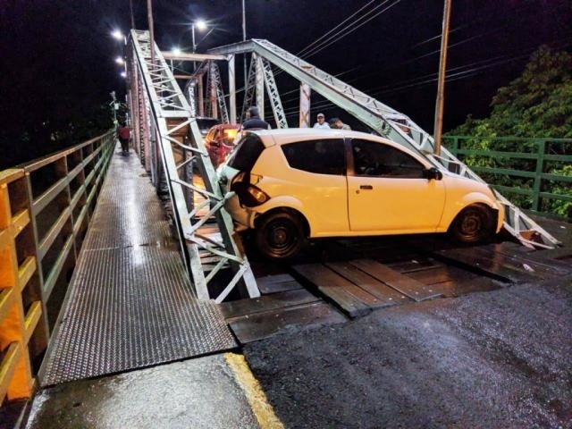 Veículo preso entre as estruturas de metal da ponte. (Foto: O Pantaneiro)