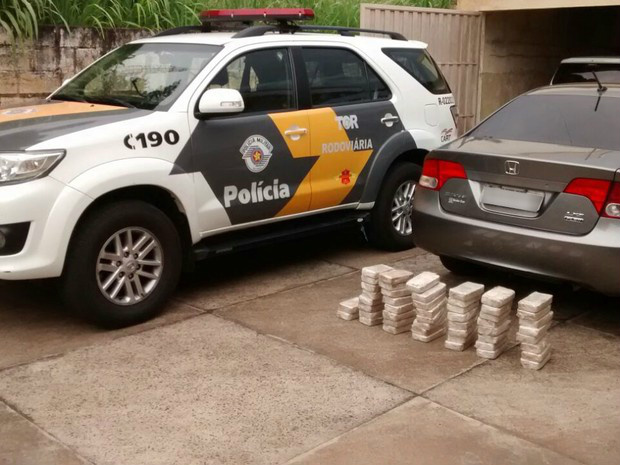 Droga foi apreendida em um veículo, em Parapuã (Foto: Polícia Militar Rodoviária/Cedida)