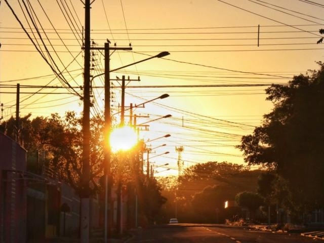 Campo Grande com sol no início desta manhã. (Foto: Henrique Kawaminami)